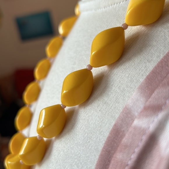 Vintage Acrylic Yellow and Pink Vintage Beaded Twirly Spiral Necklace with clasp - Picture 6 of 6